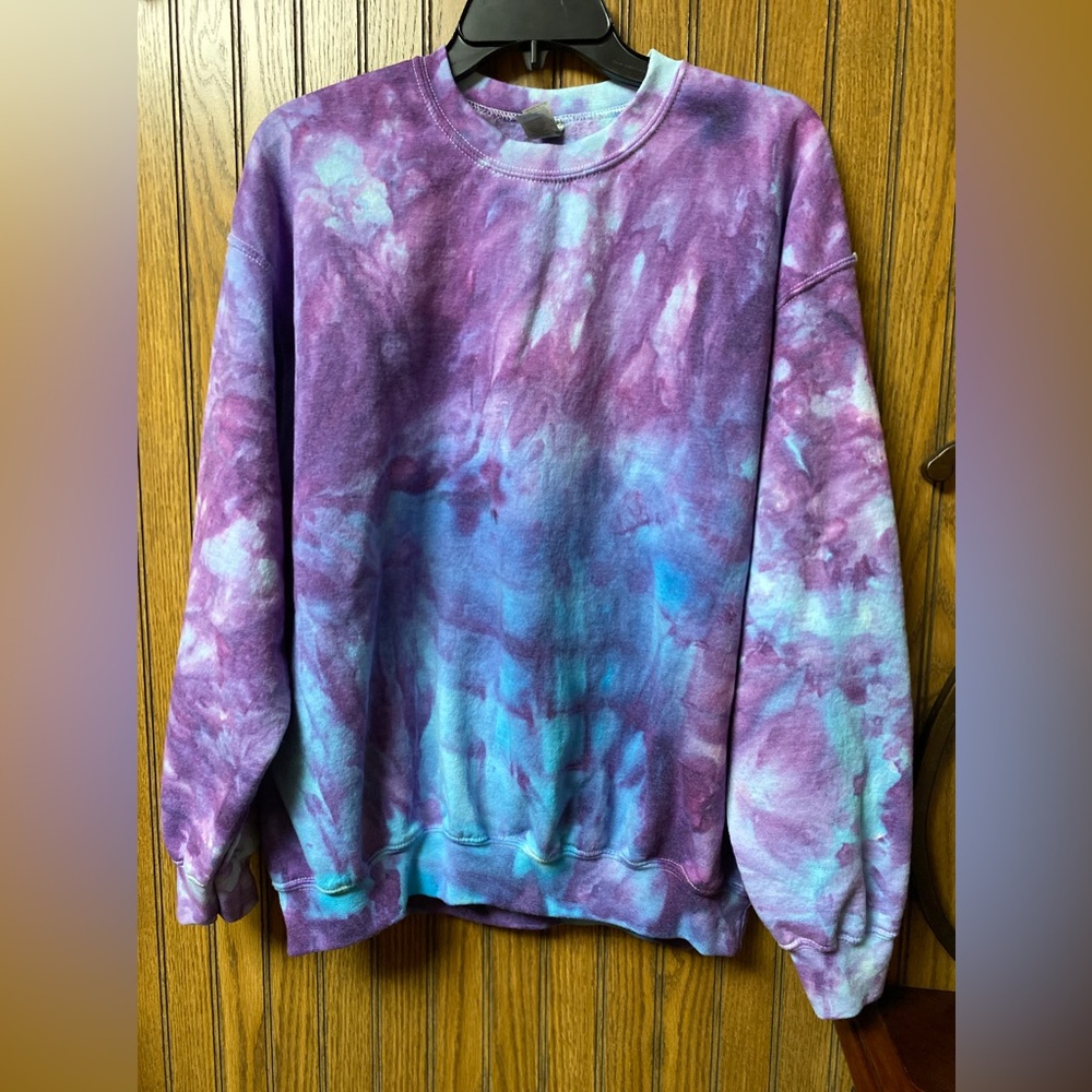 ICE DYED SWEATSHIRT.